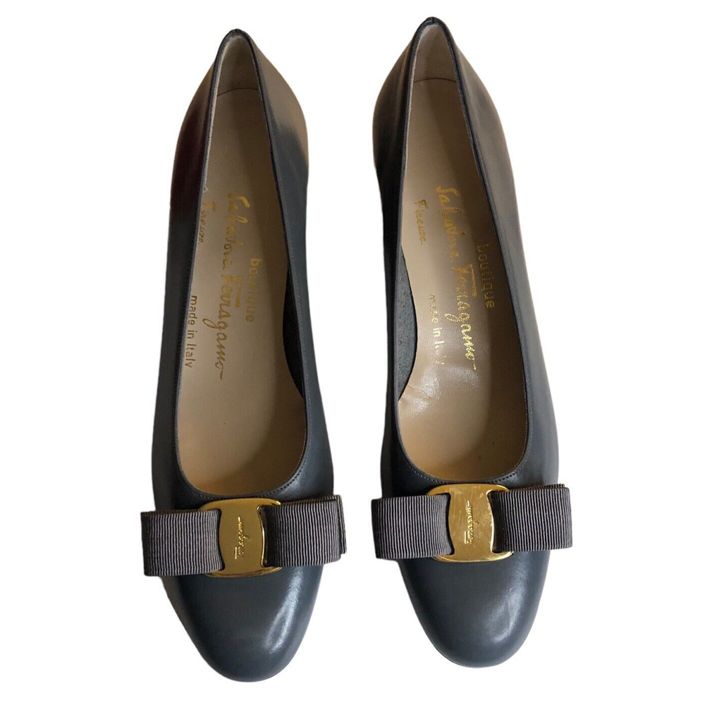 Salvatore Ferragamo Lilla Classic Pump 6.5 New In Box
FITS LIKE A 5!!!